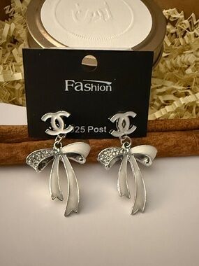 Fashion Jewelry Silver Bow Drop Earrings with Double-C Link